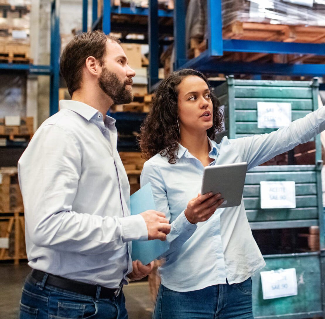 Manager-and-supervisor-taking-inventory-in-warehouse-e1700426205581 Manager-and-supervisor-taking-inventory-in-warehouse-e1700426205581